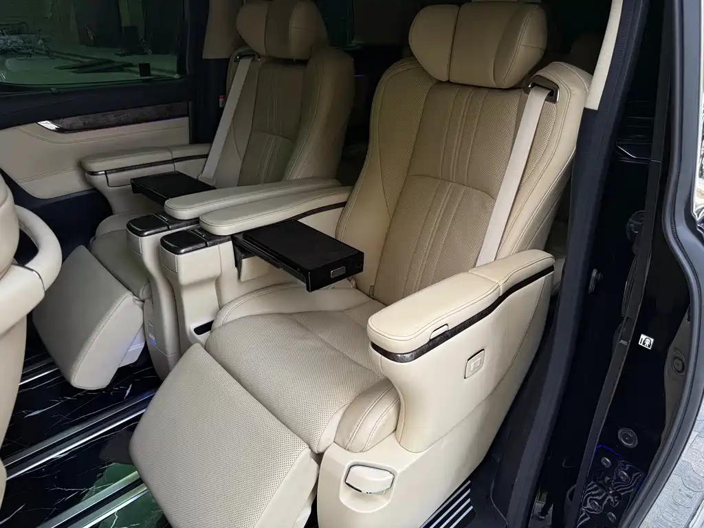 Toyota Alphard 2023 — фото 10