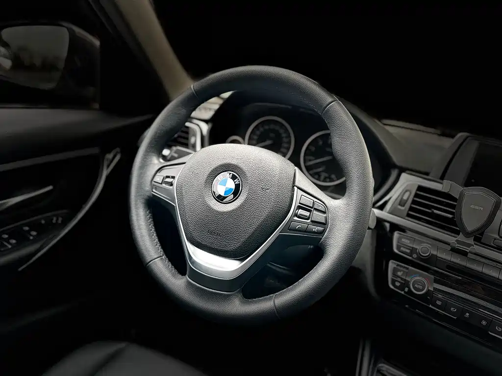 BMW 3 Series 2017 — фото 14