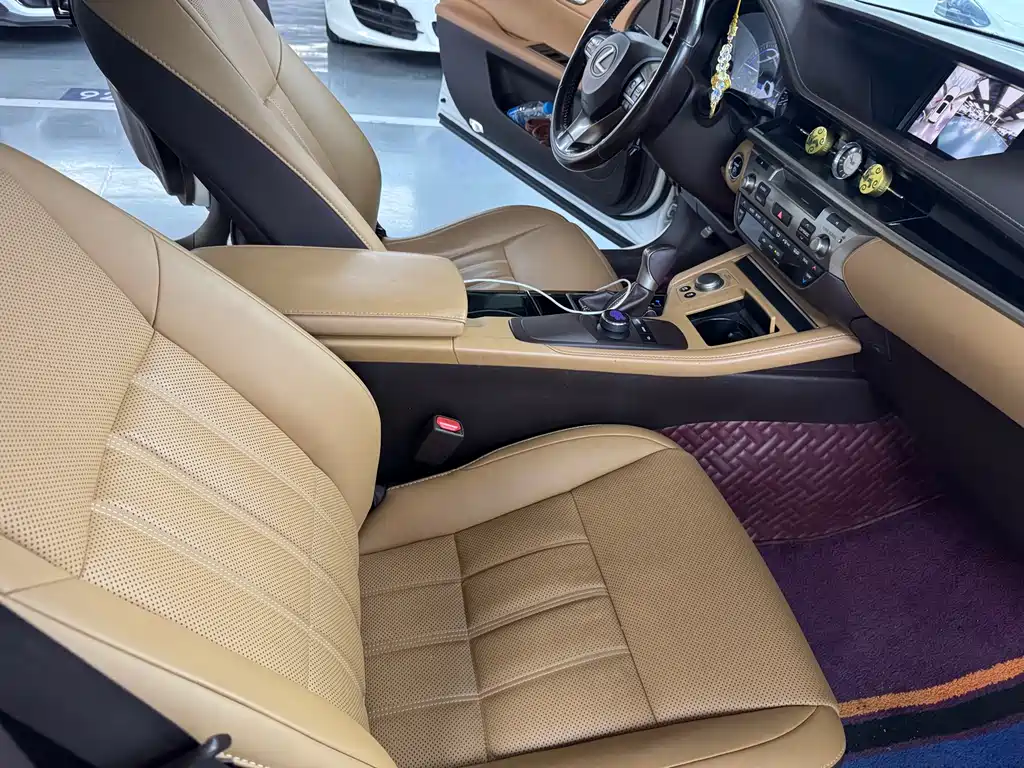 Lexus ES 2018 — фото 19