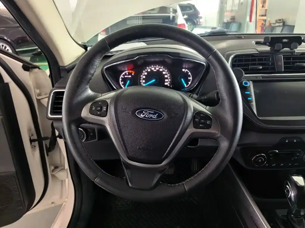 Ford Escort 2017 — фото 11