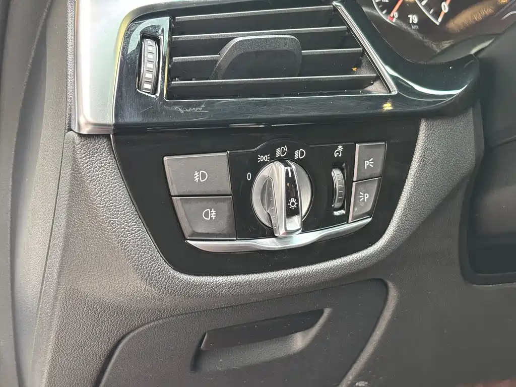 BMW 5 Series 2019 — фото 14