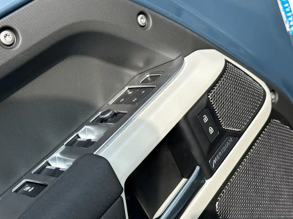 Land Rover Defender 2020 — фото 12