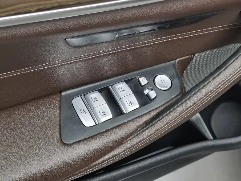 BMW 5 Series New Energy 2021 — фото 9
