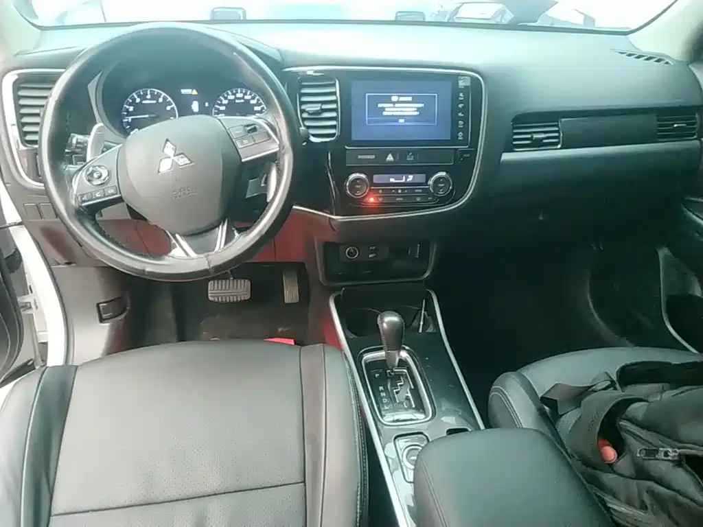 Mitsubishi Outlander 2018 — фото 10