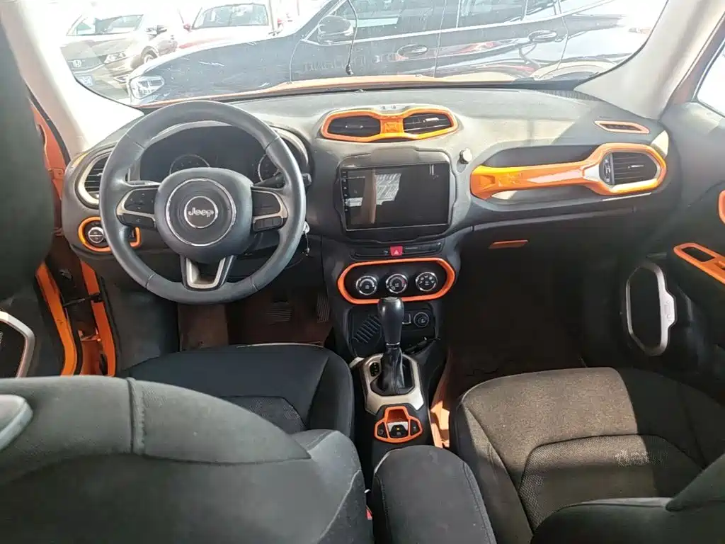 Jeep Renegade 2018 — фото 10