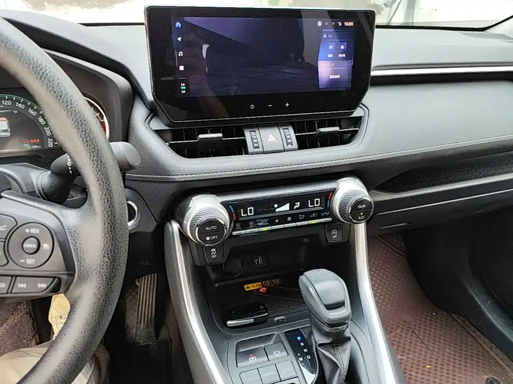 Toyota RAV4 2024 — фото 13
