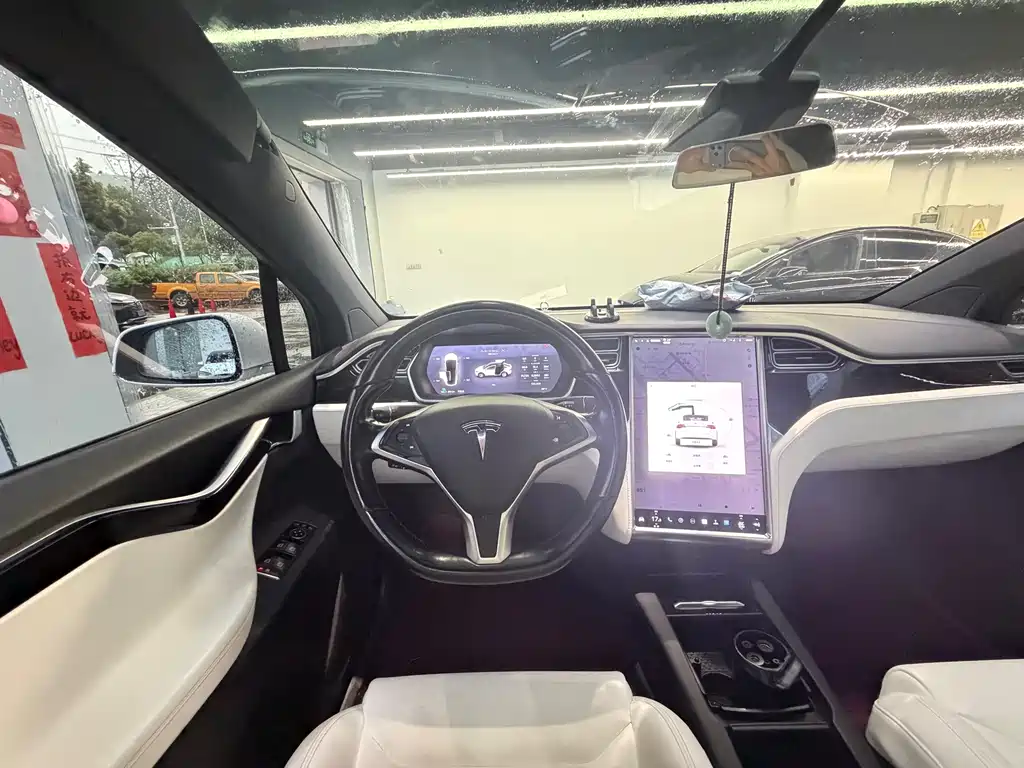 Tesla Model X 2016 — фото 11