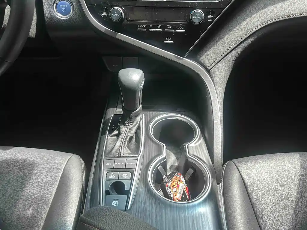 Toyota Camry 2022 — фото 10
