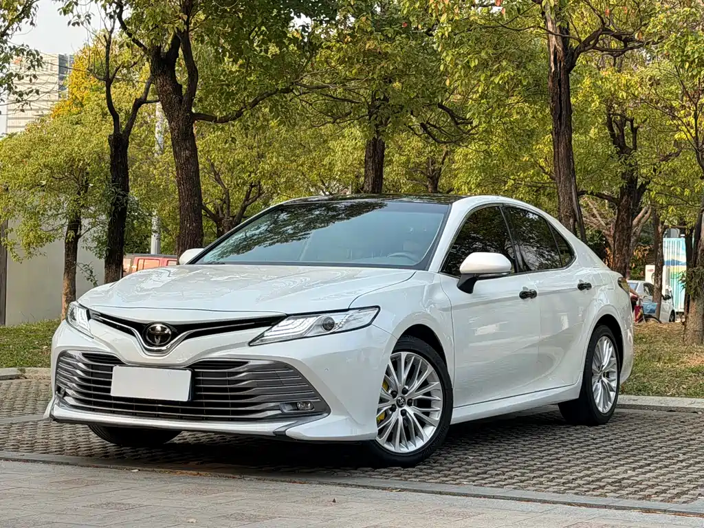 Toyota Camry 2019 — фото 1