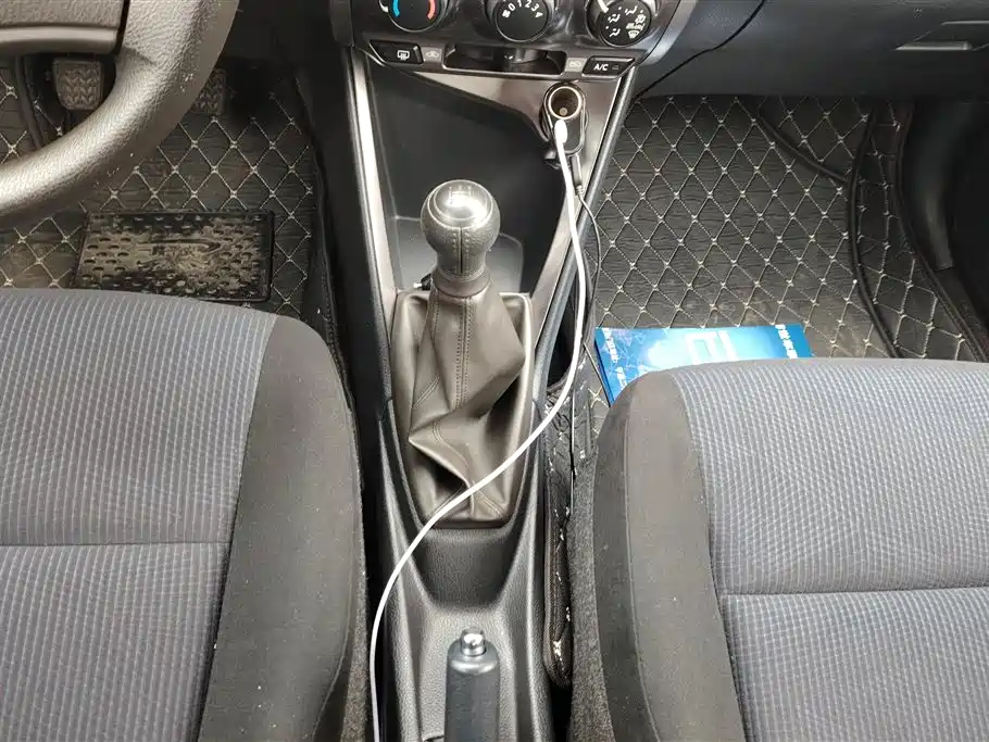 Toyota Yaris L 2015 — фото 16