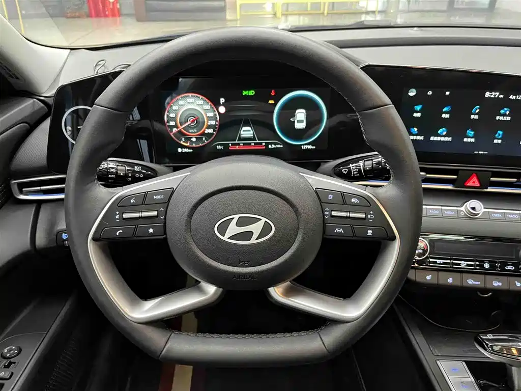 Hyundai Elantra 2023 — фото 3
