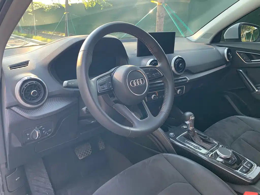 Audi Q2L e-tron 2022 — фото 11
