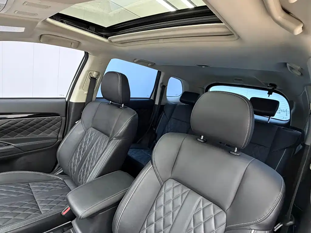 Mitsubishi Outlander 2021 — фото 13