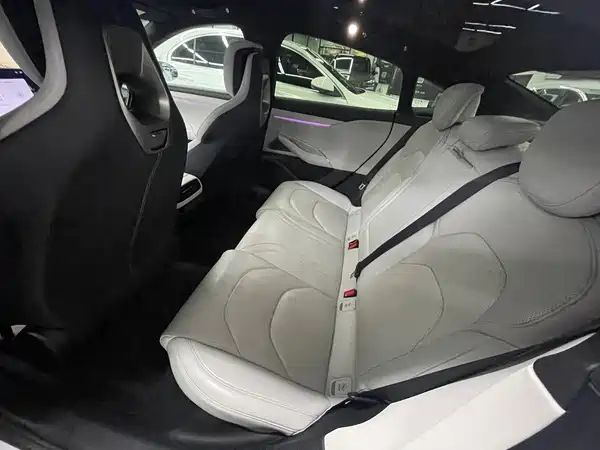 Xiaomi SU7 2024
