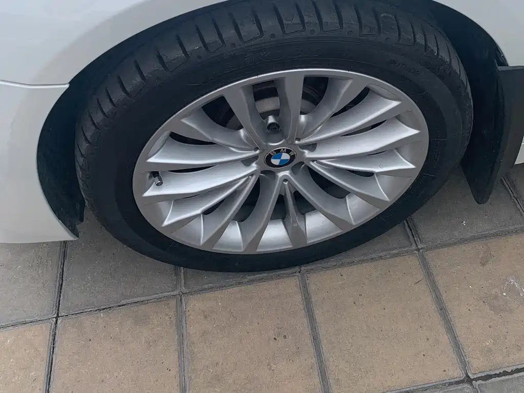BMW 5 Series 2018 — фото 12
