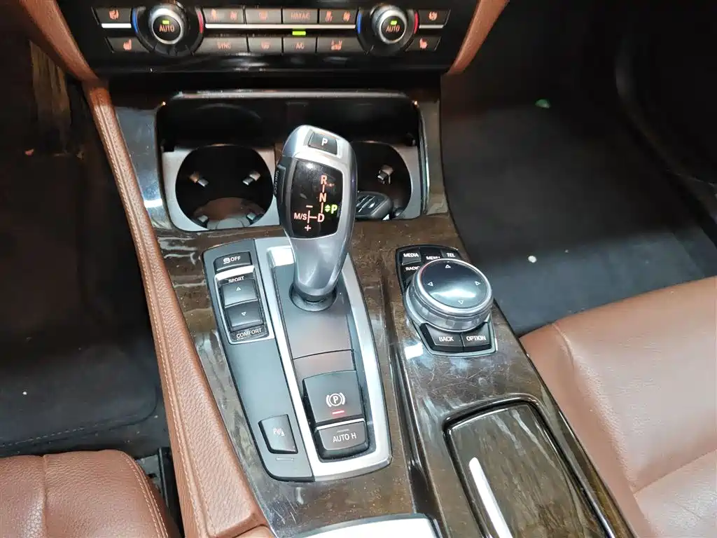 BMW 5 Series 2015 — фото 10