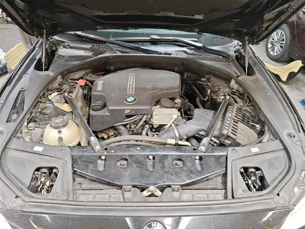 BMW 5 Series 2015 — фото 16