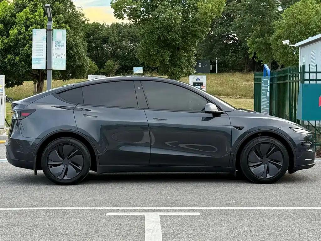 Tesla Model Y 2025 — фото 4