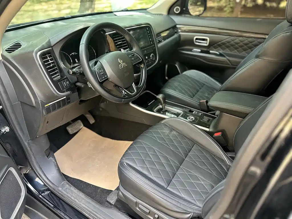 Mitsubishi Outlander 2021 — фото 10