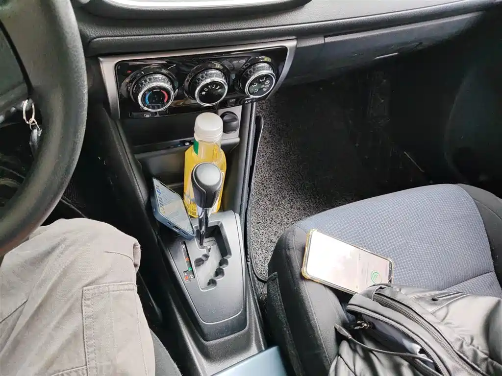 Toyota Yaris L 2020 — фото 10