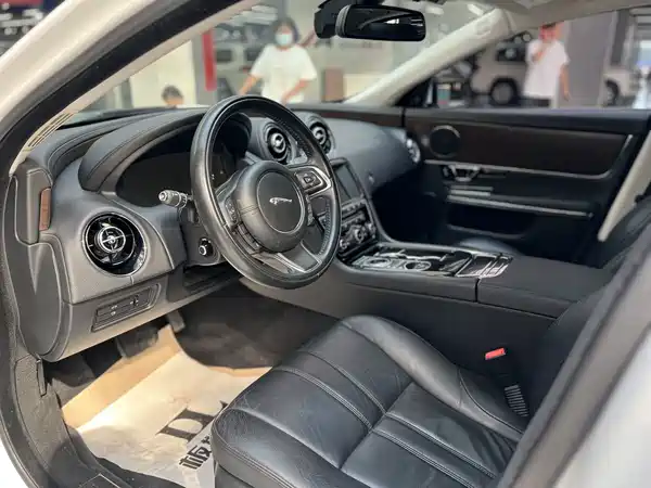 Jaguar XJ 2016