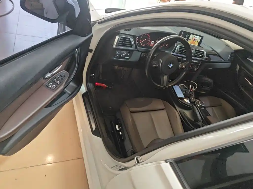 BMW 3 Series 2017 — фото 12