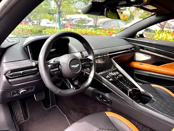 Aston Martin DB12 2023