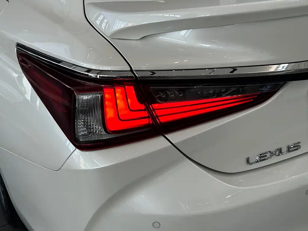Lexus ES 2020 — фото 18