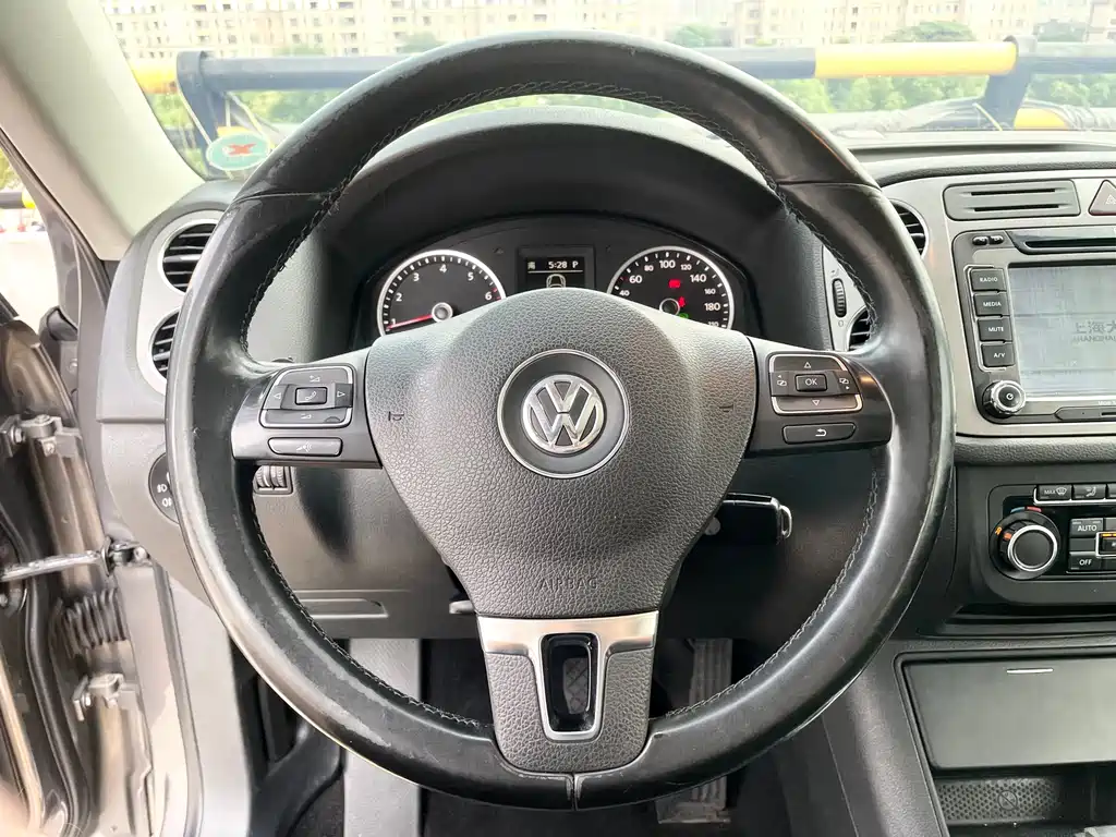 Volkswagen Tiguan 2011 — фото 10