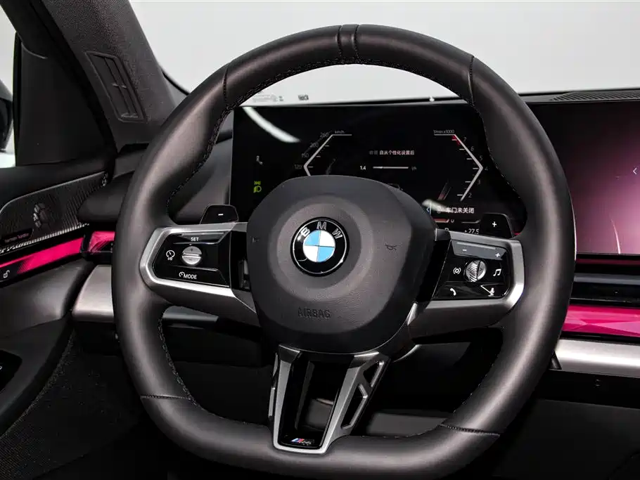 BMW 5 Series 2025 — фото 14