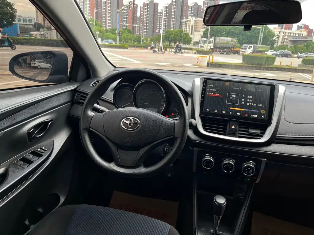 Toyota Yaris L 2019 — фото 10