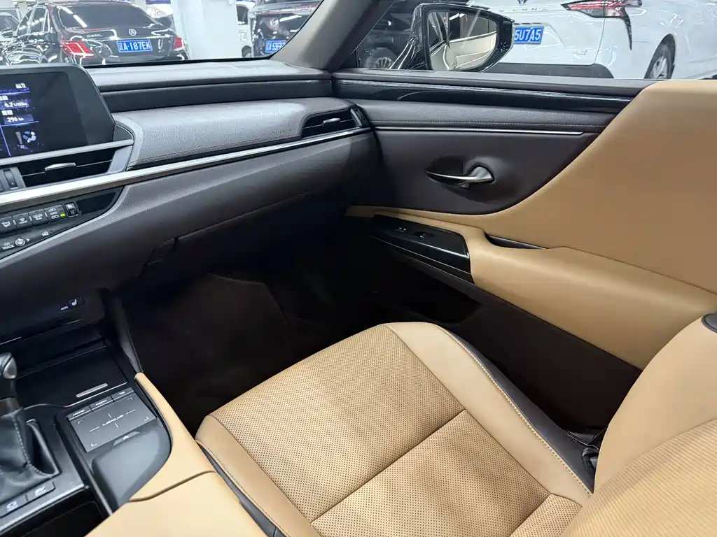 Lexus ES 2020 — фото 10
