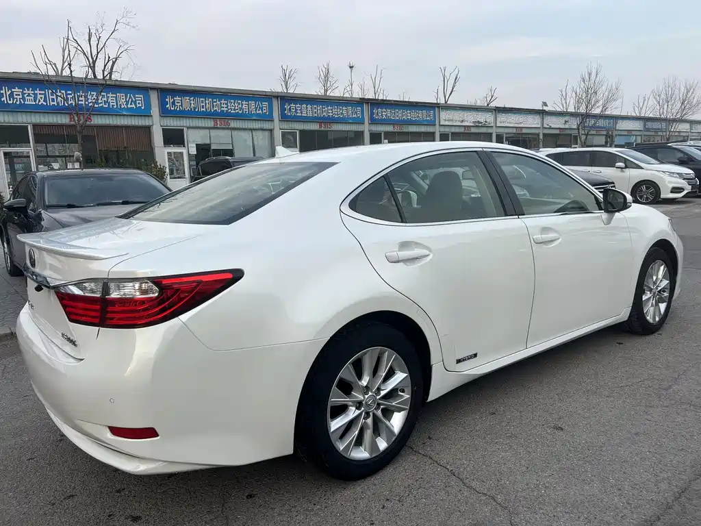 Lexus ES 2015 — фото 10