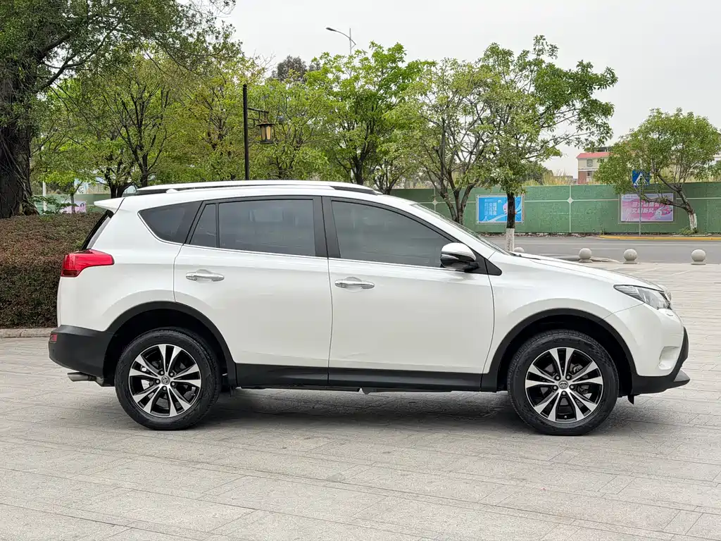 Toyota RAV4 2016 — фото 17
