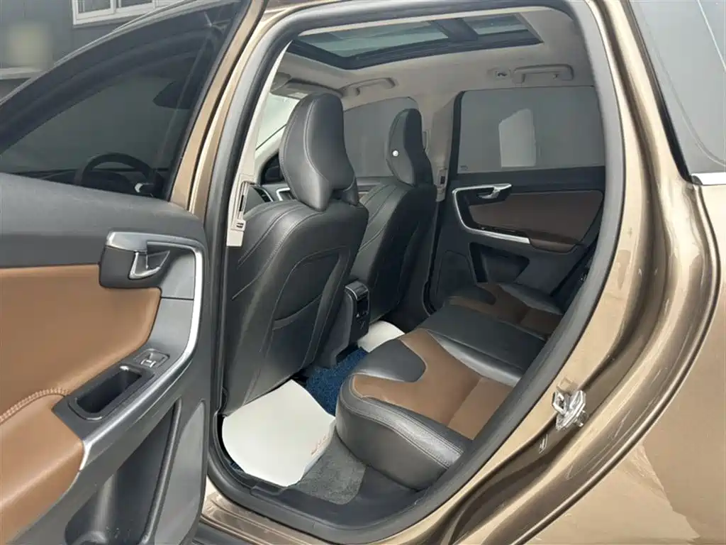 Volvo XC60 2018 — фото 12