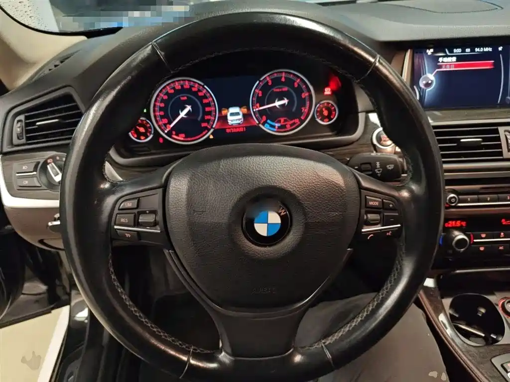 BMW 5 Series 2017 — фото 11