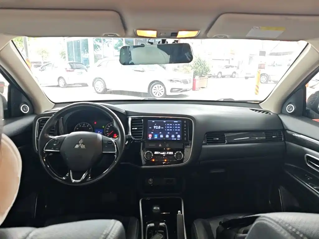 Mitsubishi Outlander 2018 — фото 10