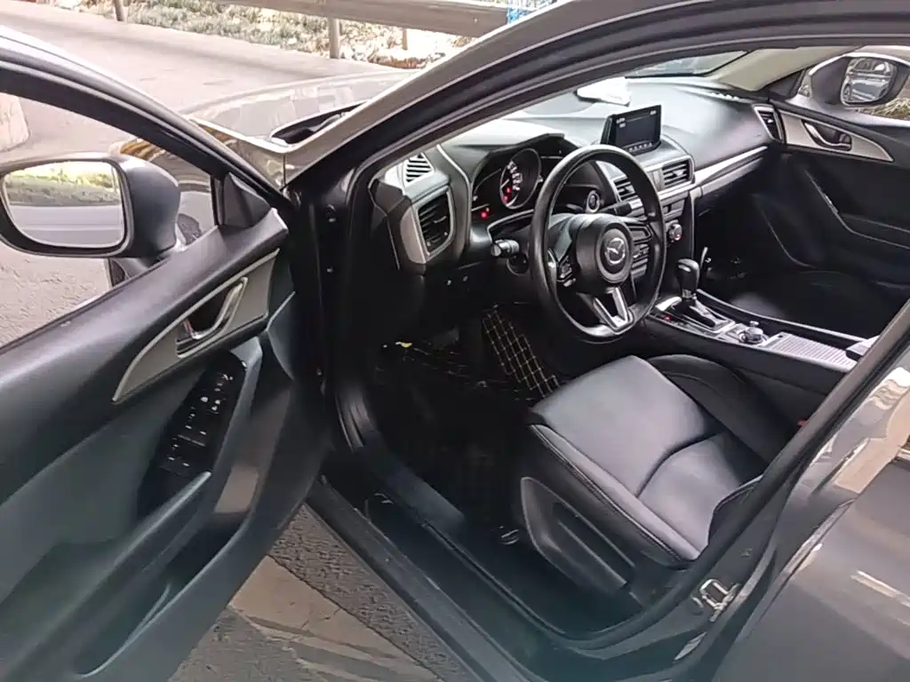 Mazda 3 Axela 2019 — фото 16