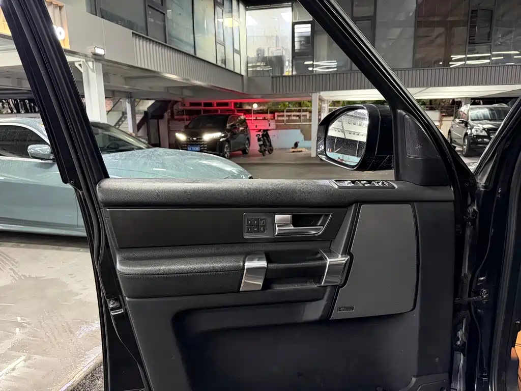 Land Rover Discovery 2015 — фото 8