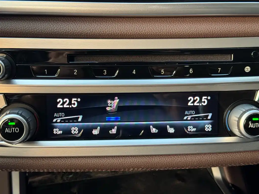 BMW 7 Series 2018 — фото 27