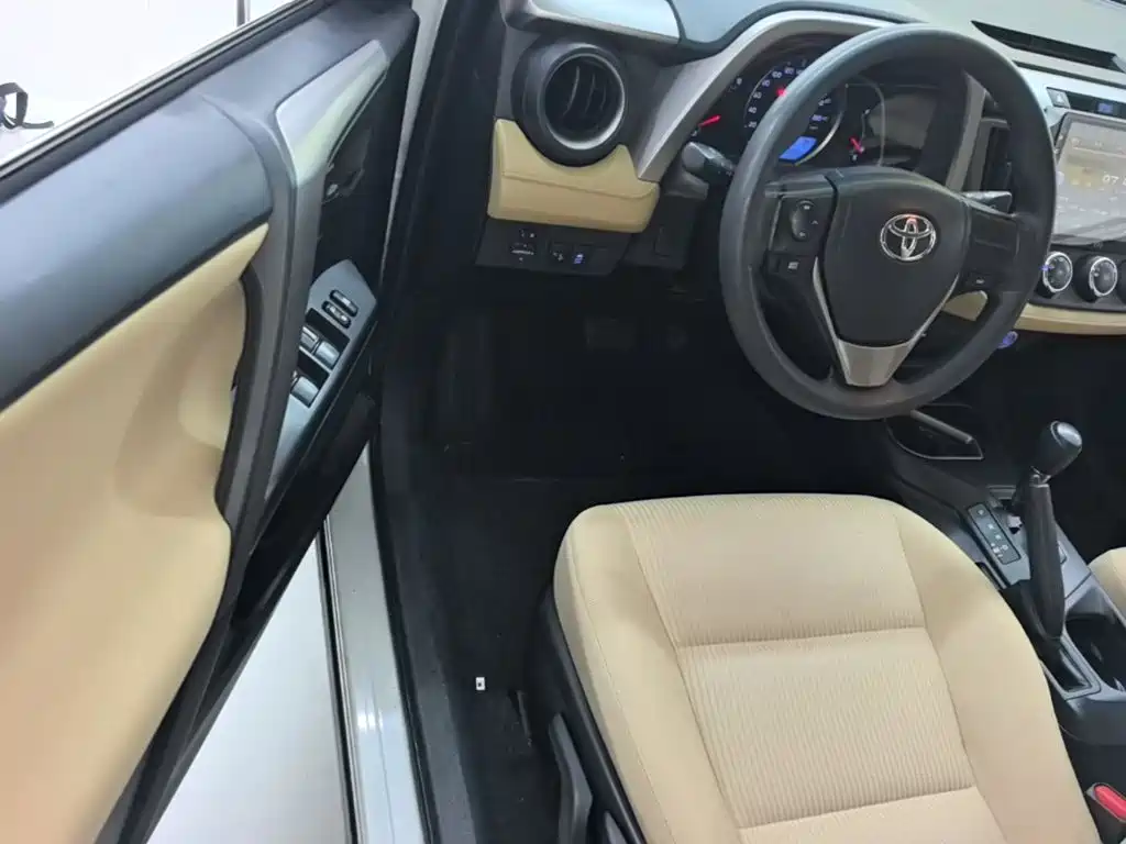 Toyota RAV4 2018 — фото 16