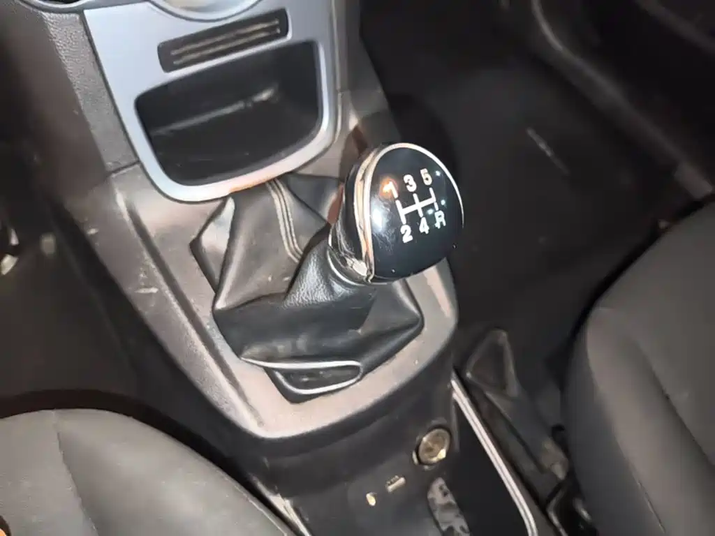 Ford Fiesta 2015 — фото 14