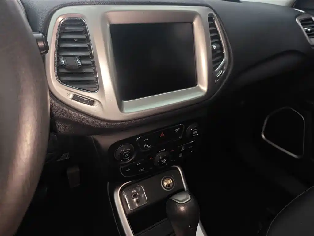 Jeep Compass 2017 — фото 9