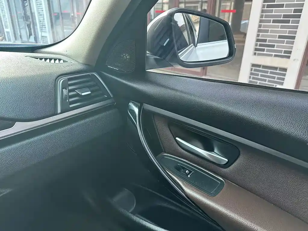 BMW 3 Series 2018 — фото 14