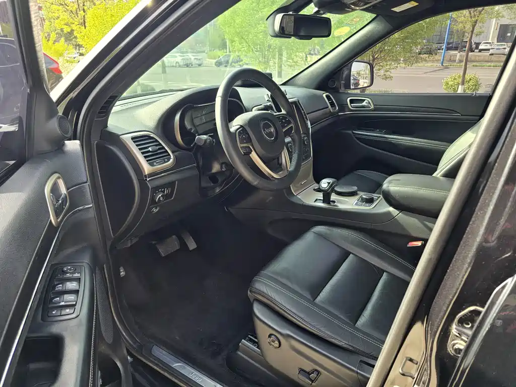 Jeep Grand Cherokee 2016 — фото 9