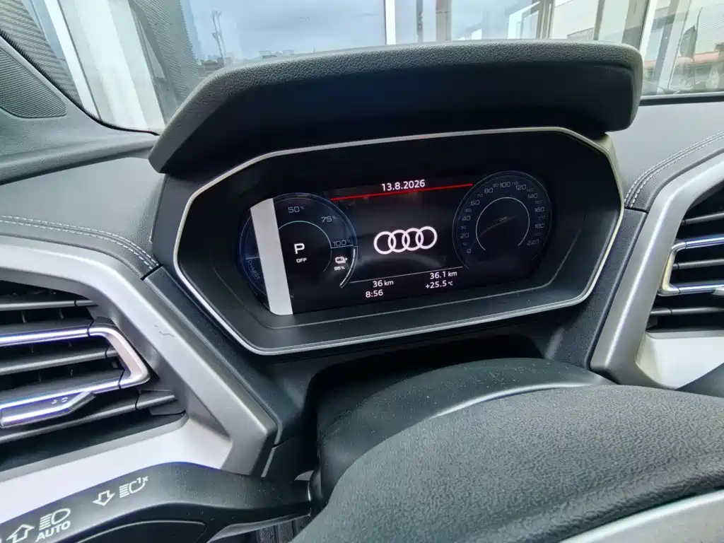 Audi Q4 E-Tron 2023 — фото 10