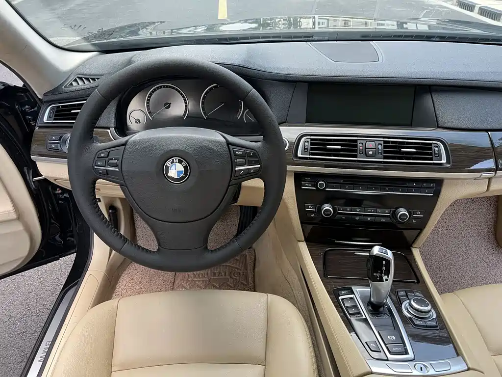 BMW 7 Series 2009 — фото 11