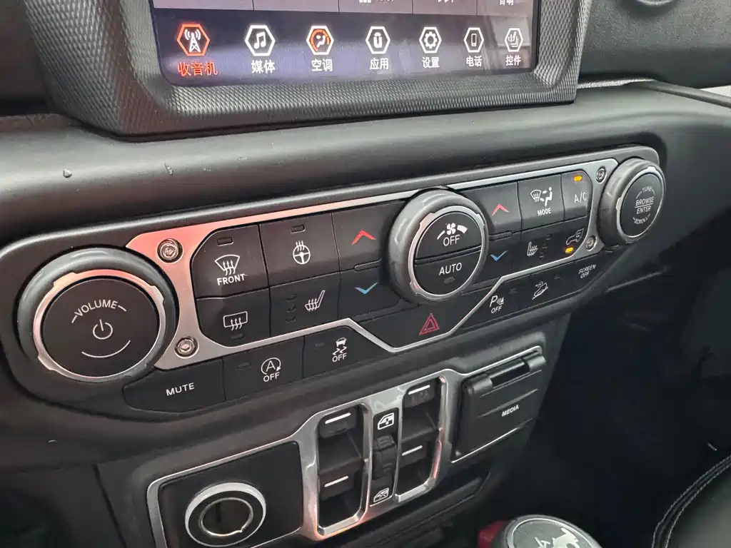 Jeep Wrangler 2019 — фото 20