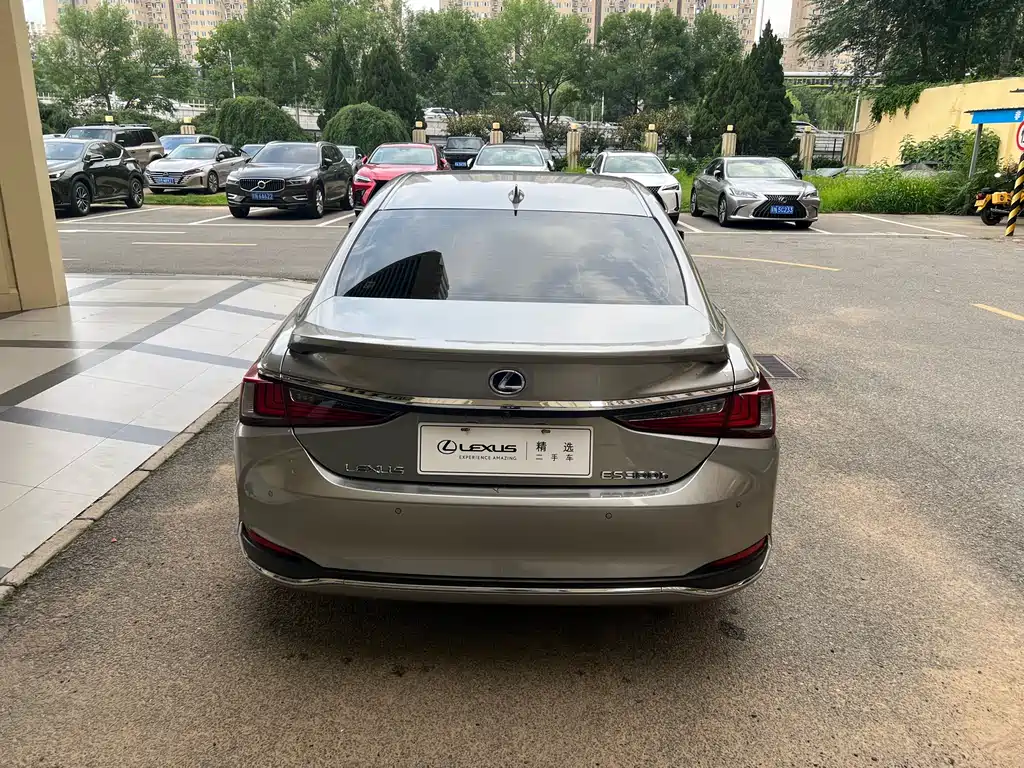 Lexus ES 2020