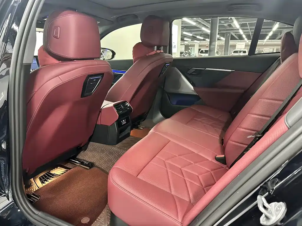 BMW 5 Series 2025 — фото 13